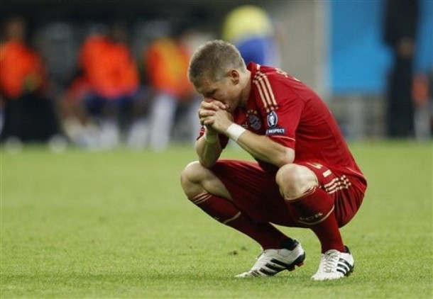 Quá căng thẳng, tiền vệ Bastian Schweinsteiger quay lưng, không dám nhìn Robben thực hiện quả đá Penalty