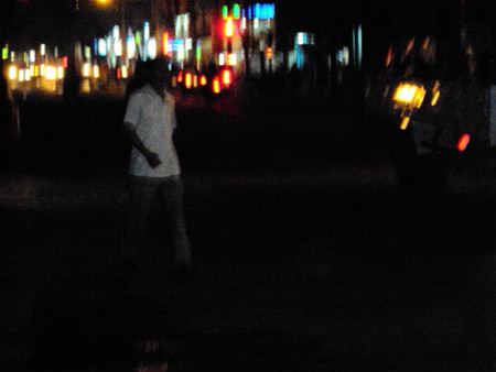 Vị khách vừa rời một khách sạn cùng gái mại dâm trên “phố Tây”. Vị khách vừa rời một khách sạn cùng gái mại dâm trên “phố Tây”