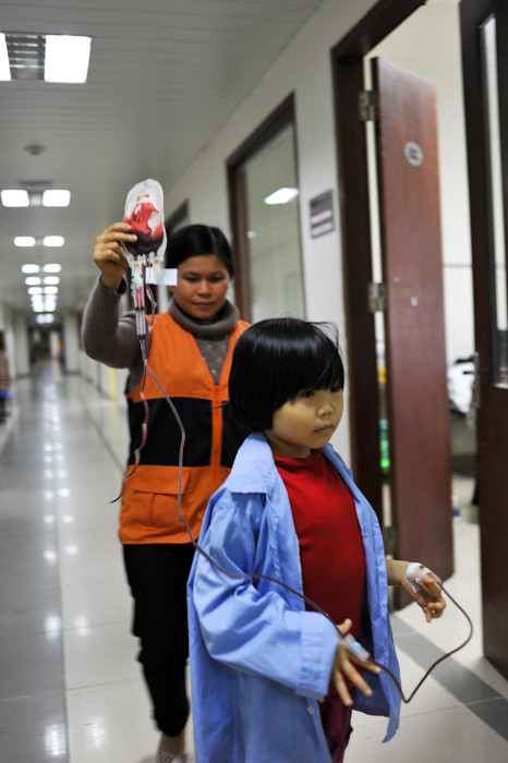 Sáu năm trời kể từ khi biết con mắc bệnh thiếu máu huyết tán, chị Lý Thị Thắng đều đặn mỗi tháng một lần đưa cháu Vi Ngọc Ánh (10 tuổi) từ Tuyên Quang xuống Hà Nội chữa bệnh