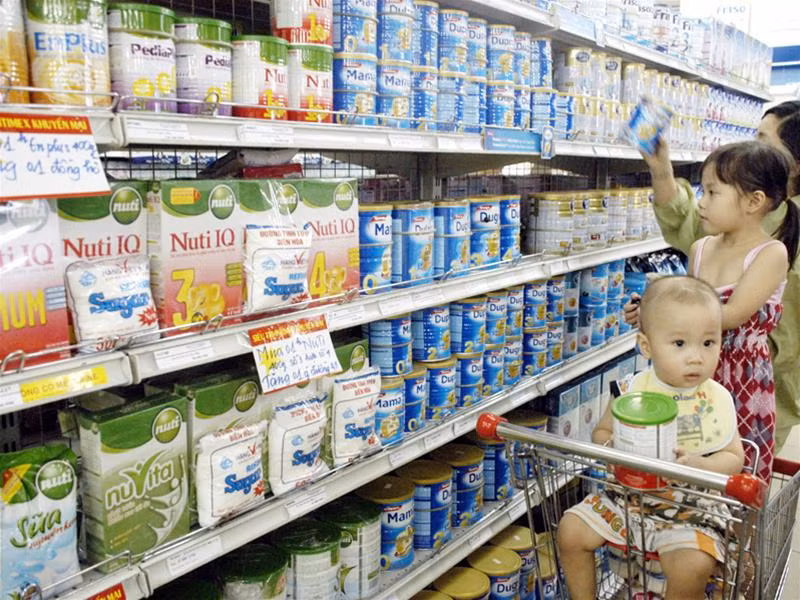 Các loại sữa ngoại sản xuất tại các nước Đông Nam Á giá vẫn rất cao. Ảnh: Phạm Yên