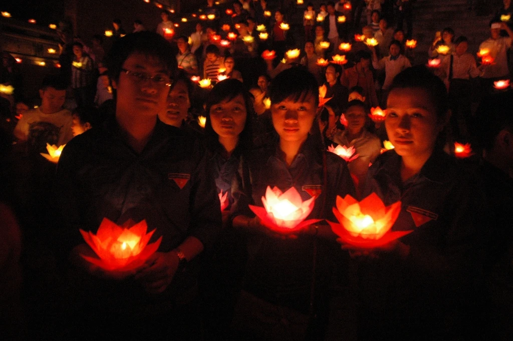 Nghi lễ thả đèn hoa đăng tưởng niệm nạn nhân. Hơn 7825 ngọn đèn được thả, tượng trưng cho số người bị tử vong do tai nạn giao thông trong 10 tháng đầu năm nay