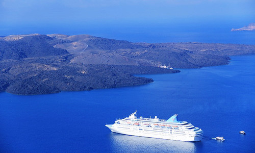 Phía xa xa của biển Aegean là những con tàu trắng lướt chậm trên mặt biển xanh