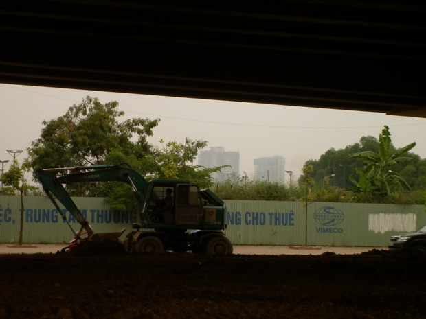 Nhìn từ xa, người đi đường dễ thấy rõ cỏ mọc cao bên trong khu đất vốn là một dự án Trung tâm tài chính của Vimeco - Hanel