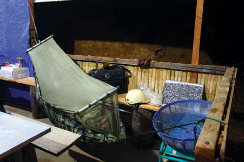 Có đến những công trường trong rừng sâu mới hiểu thêm phần nào gian nan của bộ đội làm đường. Ngủ tại công trường, được nằm võng cùng bộ đội giúp chúng tôi có thêm trải nghiệm và thêm cảm phục ý chí, nghị lực của các anh. Do chưa thể thích nghi kịp kiểu ngủ dã chiến nên sáng hôm sau, khi tỉnh giấc toàn thân đau nhức, mỏi nhừ bởi tư thế nằm... cong. Mặc dù nằm trên đất song cảm giác như đang nằm trên... tàu hoả do võng hẹp, rất khó trở mình lại đung đưa, trong đêm thanh vắng luôn phát ra tiếng kêu kẽo kẹt nghe đến rợn người. Giữa thời bình như thế nhưng cuộc sống và sinh hoạt thì chẳng khác gì những năm tháng chiến tranh trong rừng Trường Sơn là mấy. Vì thế, ở công trường, việc cơm nắm, đi bộ hàng chục ki-lô-mét đường rừng, ngủ võng là điều trở nên quen thuộc với người lính làm Đường tuần tra biên giới