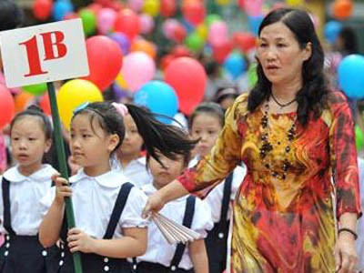 Hàng nghìn phụ huynh đang lo sốt vó với việc nộp hồ sơ cho con vào lớp 1 . Hàng nghìn phụ huynh đang lo sốt vó với việc nộp hồ sơ cho con vào lớp 1