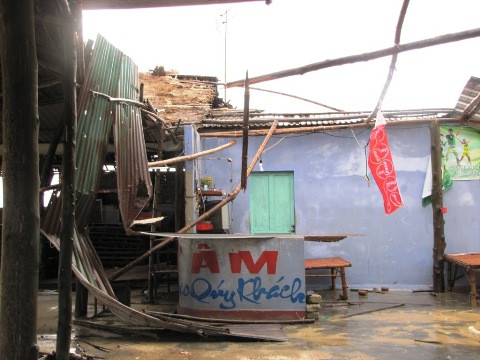 Nhà hàng ven biển Thuận An trở nên hoang tàn sau bão. 