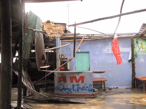 Nhà hàng ven biển Thuận An trở nên hoang tàn sau bão. 