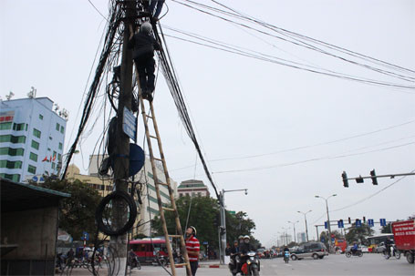 Dọn “rác trời” trên nhiều tuyến phố ảnh 4