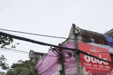 Dọn “rác trời” trên nhiều tuyến phố ảnh 10