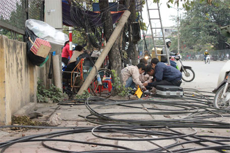 Dọn “rác trời” trên nhiều tuyến phố ảnh 8