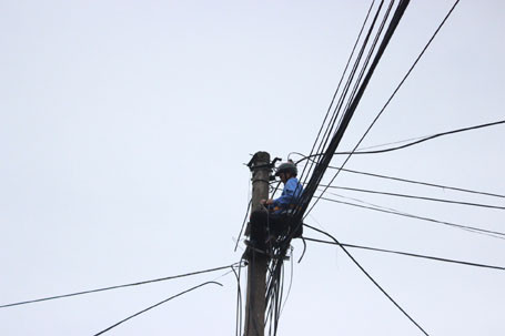 Dọn “rác trời” trên nhiều tuyến phố ảnh 7