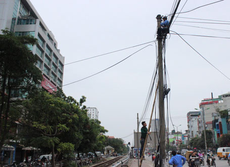 Dọn “rác trời” trên nhiều tuyến phố ảnh 6