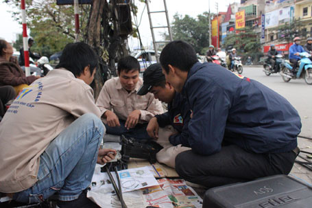 Dọn “rác trời” trên nhiều tuyến phố ảnh 9