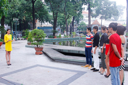 Cô dặn dò kỹ lưỡng các học trò trước khi bước vào thử thách