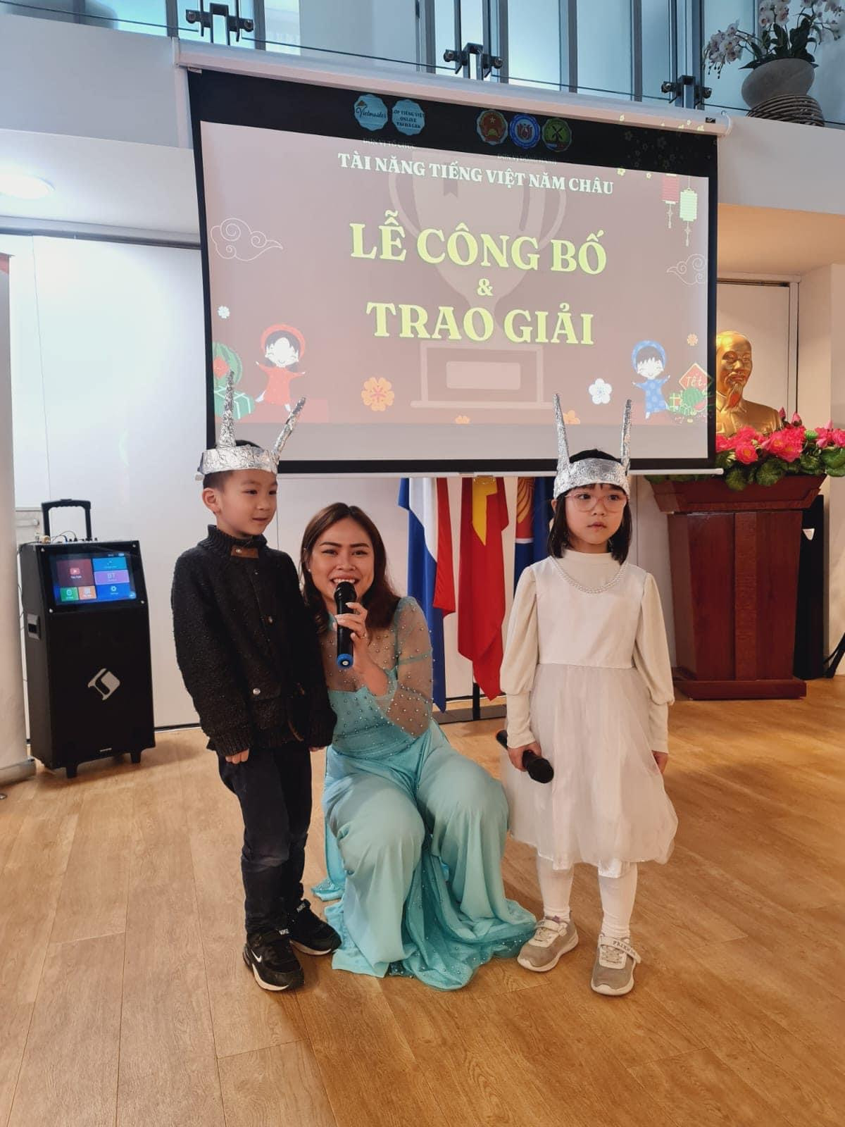 Hai thí sinh đoạt giải tại cuộc thi tiếng Việt.