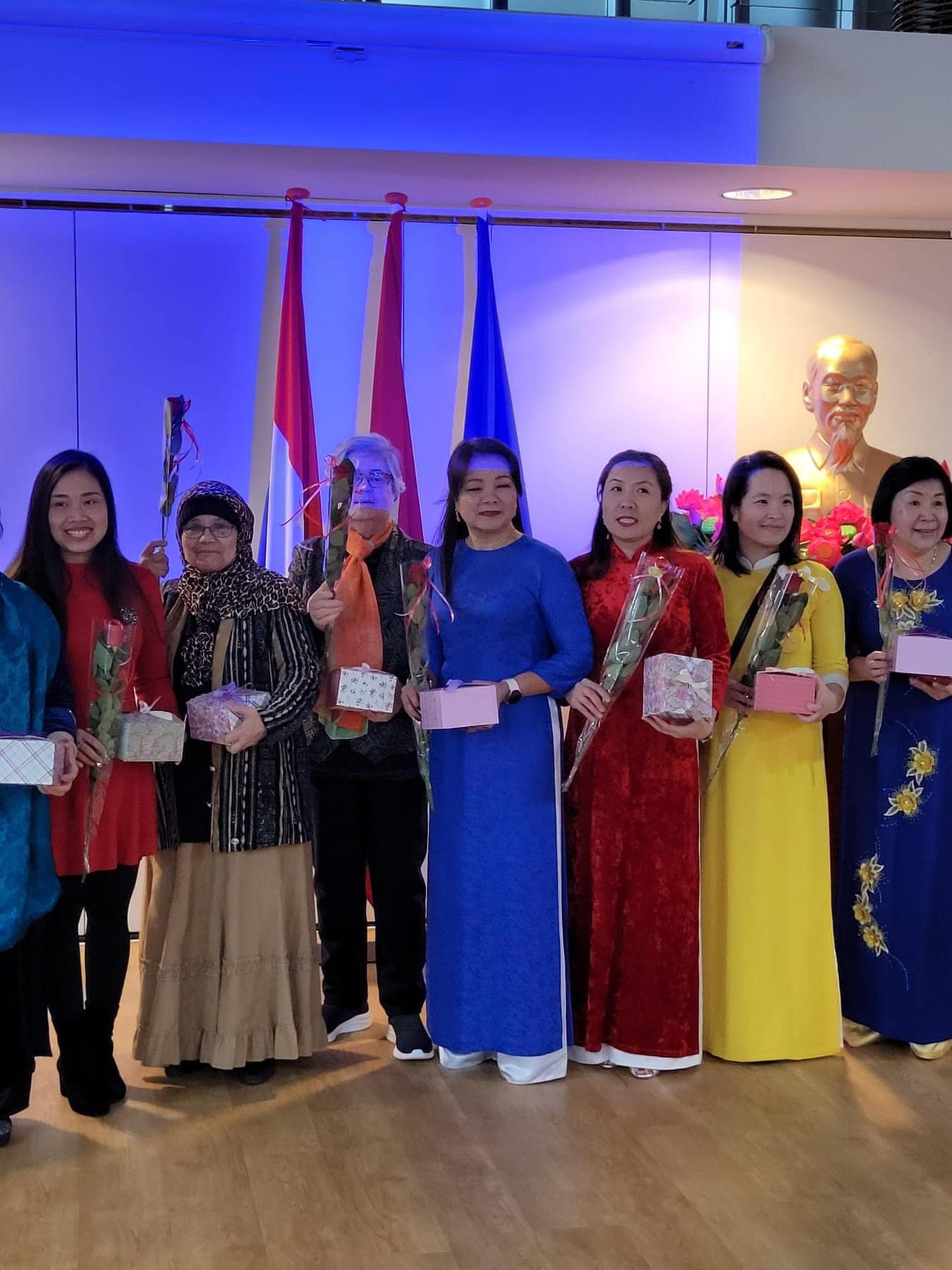 Phụ nữ Việt Nam tại Hà Lan trong tà áo dài truyền thống