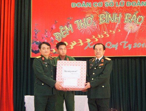 Trung tướng Mai Quang Phấn (bên phải), Ủy viên T.Ư Đảng, Phó Chủ nhiệm Tổng cục Chính trị QĐND Việt Nam tặng quà, chúc tết cán bộ, chiến sĩ Lữ đoàn 144