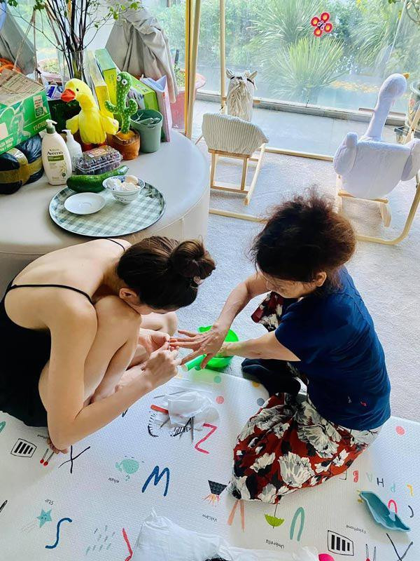 Hà Hồ làm nail cho mẹ