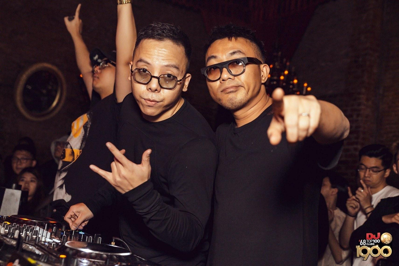 Hoàng Touliver cùng hội anh em ủng hộ chống dịch theo cách của mình. Hoàng Touliver cùng hội anh em ủng hộ chống dịch theo cách của mình.