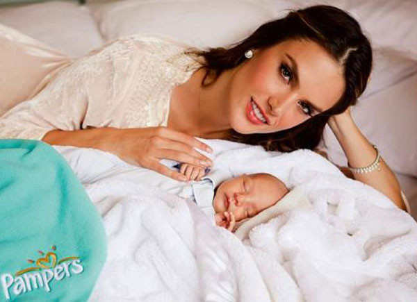 Siêu mẫu hãng nội y Victoria's Secret, Alessandra Ambrosio, sinh bé trai Noah Phoenix vào ngày 7/5. Người đẹp 31 tuổi còn có một cô con gái 4 tuổi