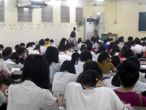 Lớp học kín chỗ ngồi