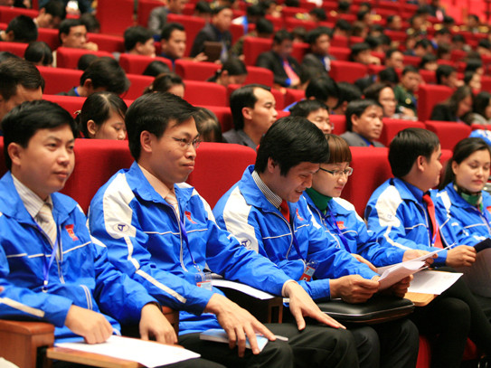 Các đại biểu theo dõi các tham luận được trình bày tại Đại hội