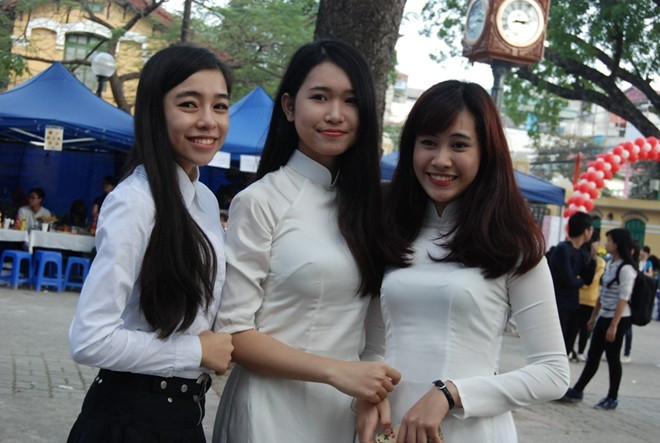 Bên cạnh những trang phục cá tính của cosplay, Ka - Chow gây ấn tượng với sự xuất hiện của những nữ sinh trong trang phục truyền thống