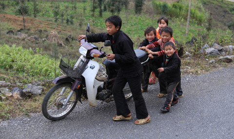 Chúng thay phiên nhau dắt xe lên dốc...