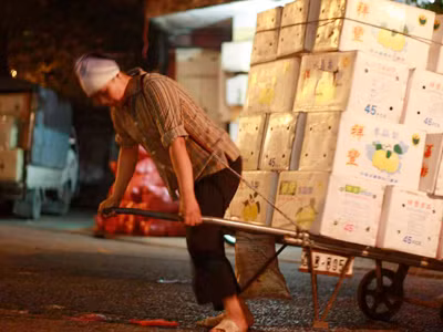 Hàng hoa quả Trung Quốc vào chợ đêm Long Biên. Ảnh: Xuân Phú