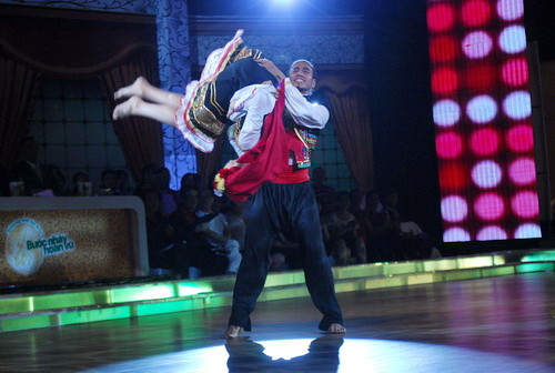 Điệu nhảy dân gian Bungaria, anh và bạn nhảy đã xuất sắc nhận được hai điểm 10 và 2 điểm 9 từ BGK, trở thành cặp thí sinh có số điểm cao nhất trong đêm thi thứ hai