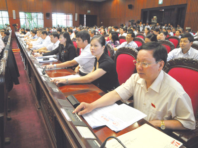 Các đại biểu Quốc hội bấm nút biểu quyết tại hội trường. Ảnh: Hồng Vĩnh. Các đại biểu Quốc hội bấm nút biểu quyết tại hội trường. Ảnh: Hồng Vĩnh