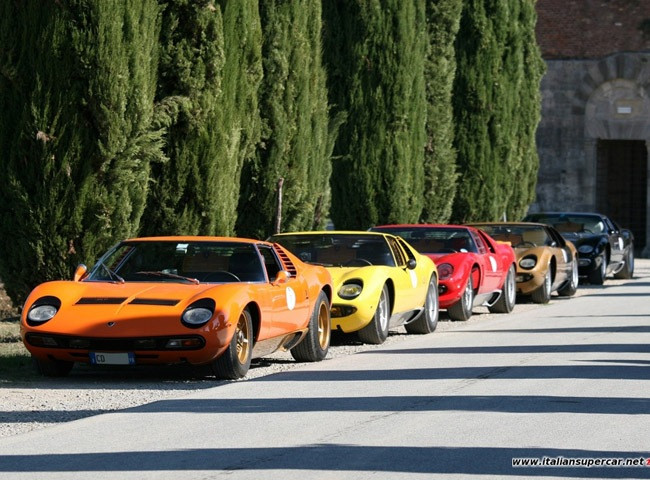 Nằm trong chuỗi sự kiện mừng sinh nhật Lamborghini Miura, hãng xe nước Ý vừa biểu trưng sức mạnh với dàn trình diễn của 9 siêu bò 