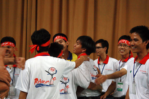 Những giọt nước mắt chiến thắng của thí sinh BK-SPIRIT trong vòng tay đồng đội. Những giọt nước mắt chiến thắng của thí sinh BK-SPIRIT trong vòng tay đồng đội