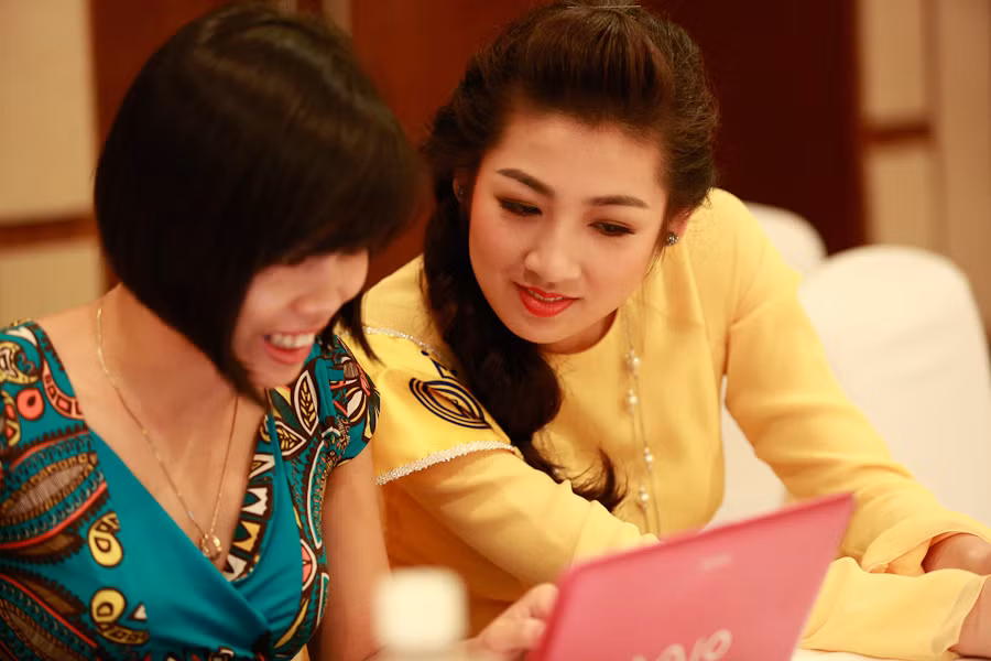 Á hậu 1 Dương Tú Anh trả lời câu hỏi của bạn đọc