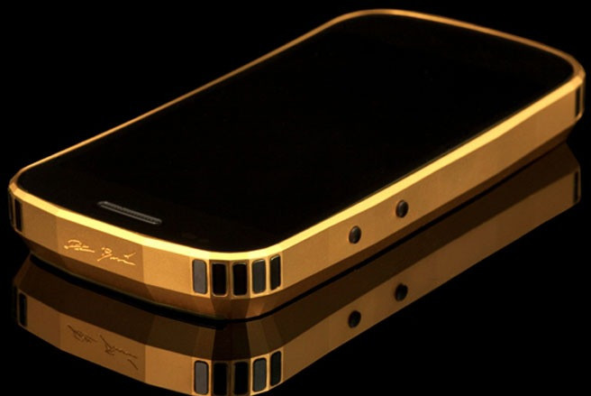 Mobiado Grand Touch Giá tham khảo: 3.000 - 4.000 USD Được thành lập năm 2003, Mobiado là hãng sản xuất điện thoại xa xỉ của Canada. Mẫu di động màn hình cảm ứng đầu tiên của hãng mang tên Grand Touch được ra mắt tháng 8/2011 đã mang lại thành công lớn cho Mobiado. Mobiado Grand Touch Giá tham khảo: 3.000 - 4.000 USD Được thành lập năm 2003, Mobiado là hãng sản xuất điện thoại xa xỉ của Canada. Mẫu di động màn hình cảm ứng đầu tiên của hãng mang tên Grand Touch được ra mắt tháng 8/2011 đã mang lại thành công lớn cho Mobiado. Lấy cảm hứng từ những bề mặt sắc cạnh, lấp lánh của những viên đá quý, mỗi góc cạnh của Grand Touch phản chiếu ánh sáng một cách khác nhau. Nổi bật bởi những đường thẳng đặc trưng, bề mặt phẳng và phím bấm hình trụ, điện thoại Mobiado được coi là biểu trưng của trường phái hiện đại - Ảnh: Tech