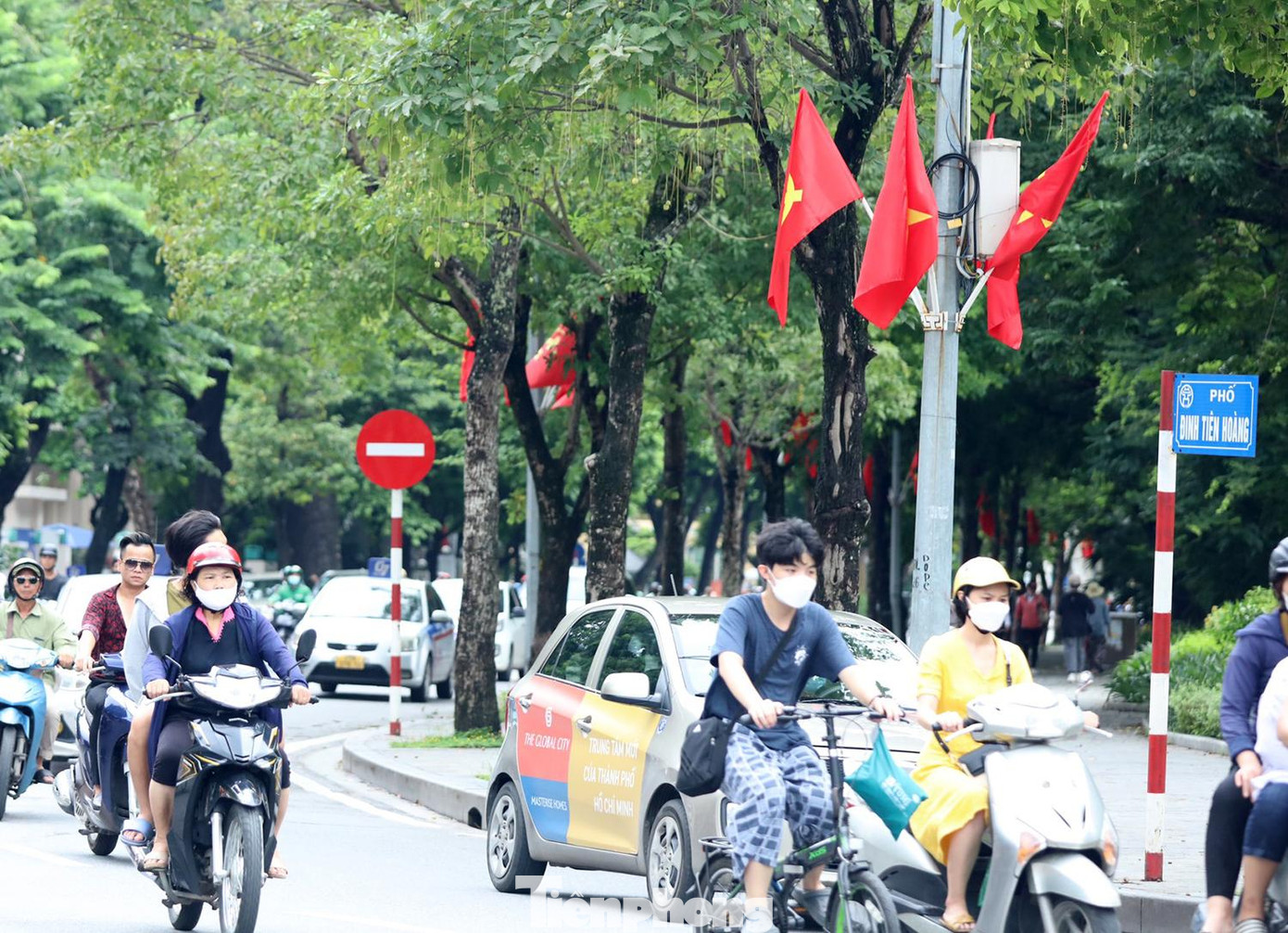 Trên phố Đinh Tiên Hoàng.