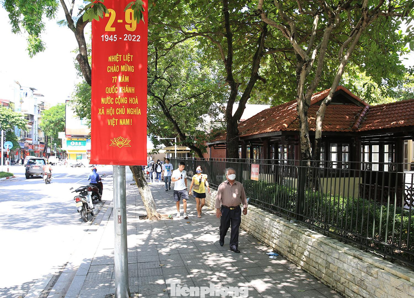 Đi trên các con phố đều thấy rợp cờ đỏ băng rôn chào mừng