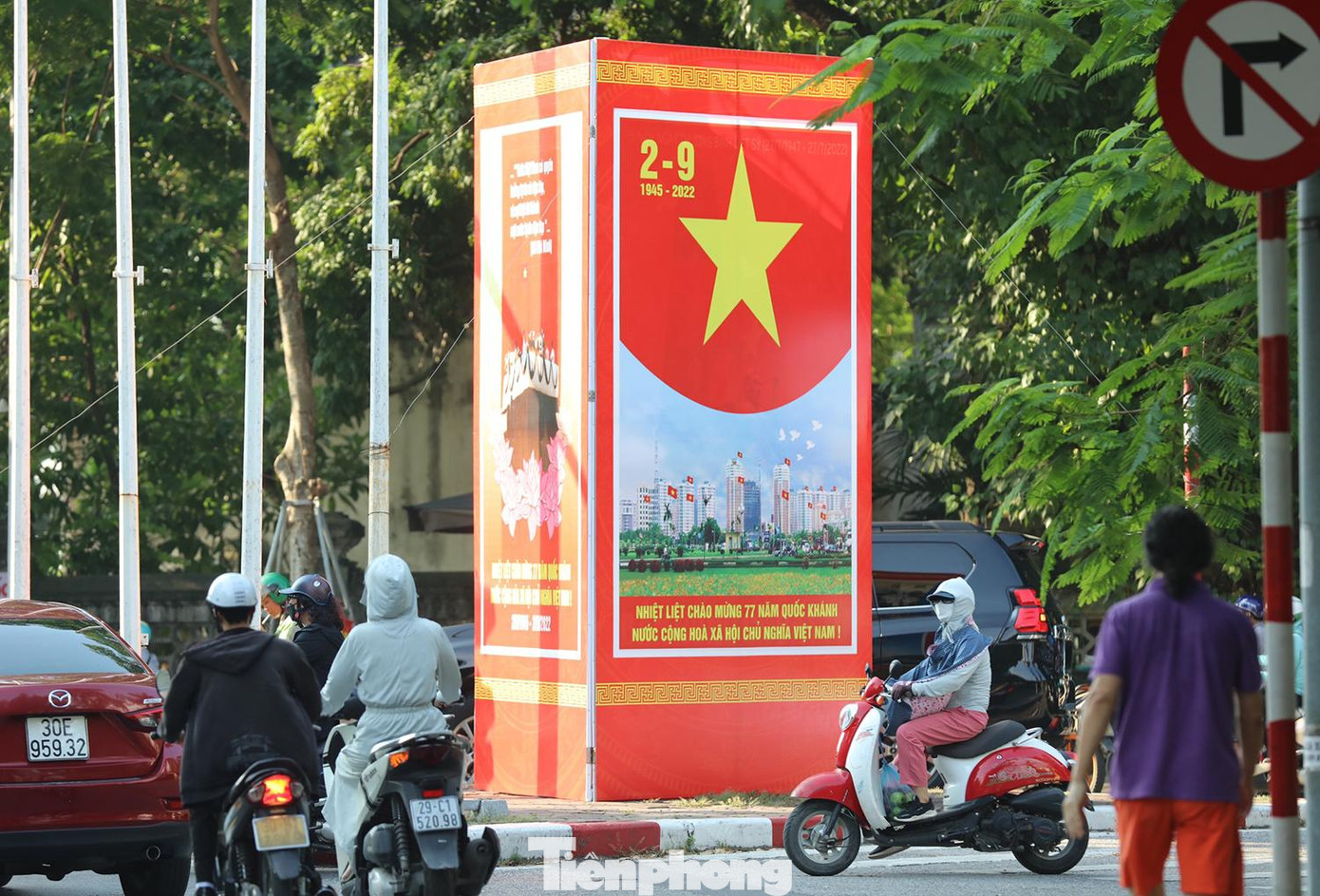 Cụm pano tại ngã ba Quán Thánh - Thanh Niên