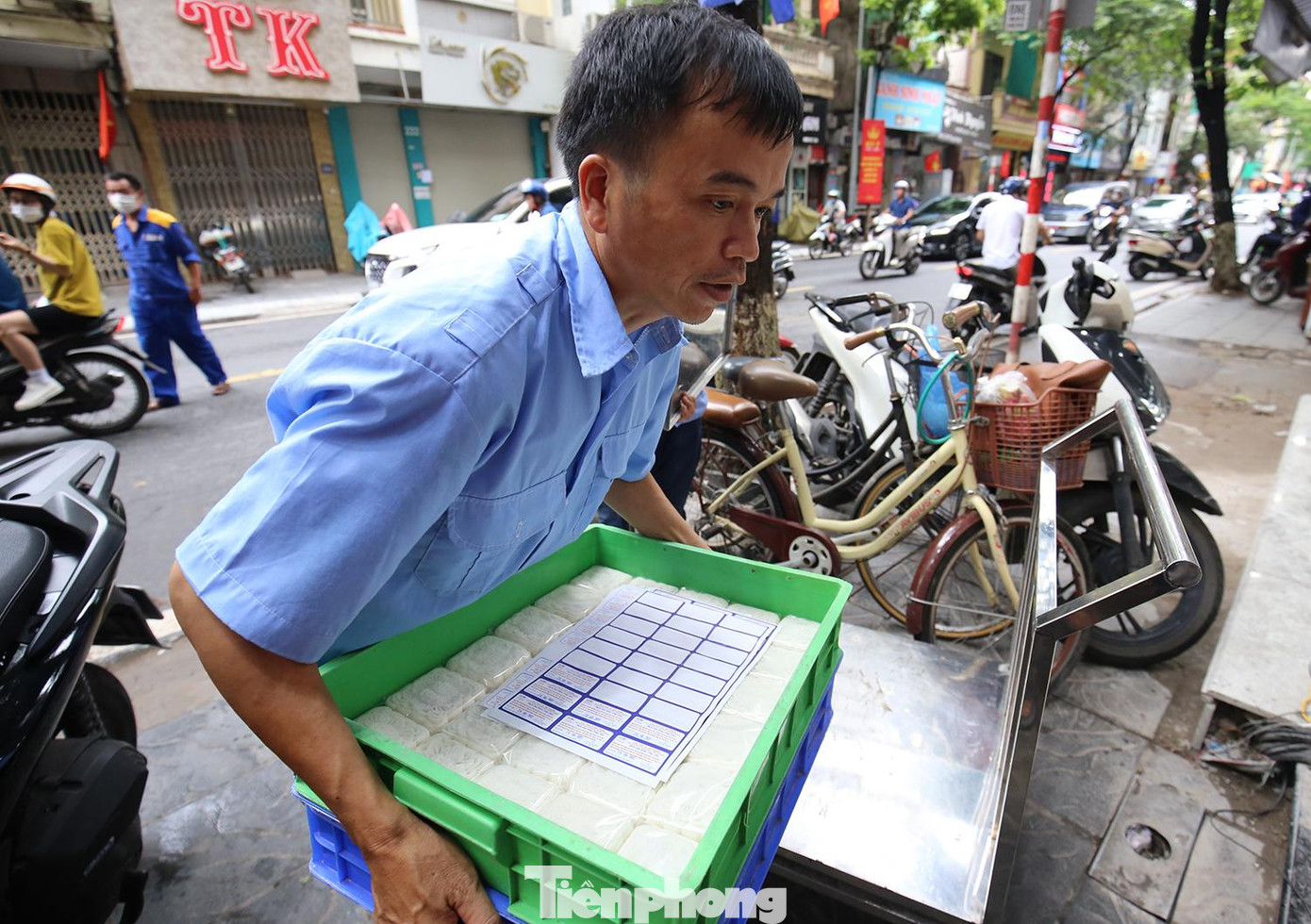 Ở một số cửa hàng trên phố Thụy Khê, bánh trung thu sản xuất đến đâu bán hết tới đó. Trong những ngày này, nhân viên cửa hàng hoạt động hết công suất.