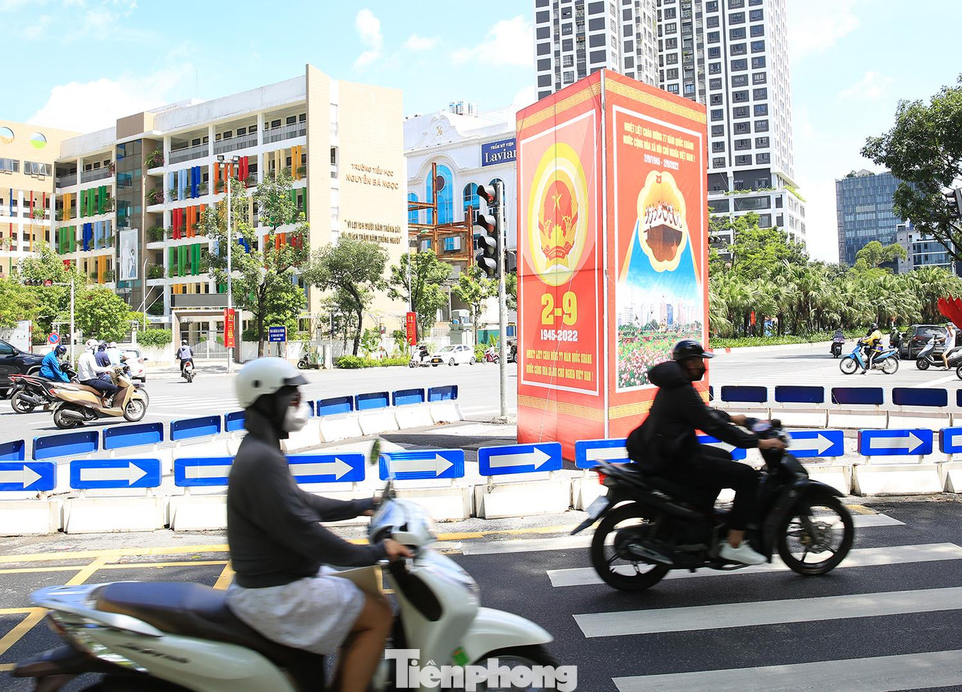 Cụm pano tại đường Liễu Giai (quận Ba Đình) nổi bật.