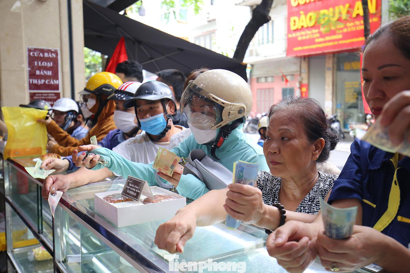 Nhiều khách đặt hàng từ tuần trước. Khách mua lẻ phải xếp hàng. Mỗi ngày cửa hàng bán vài trăm bánh.