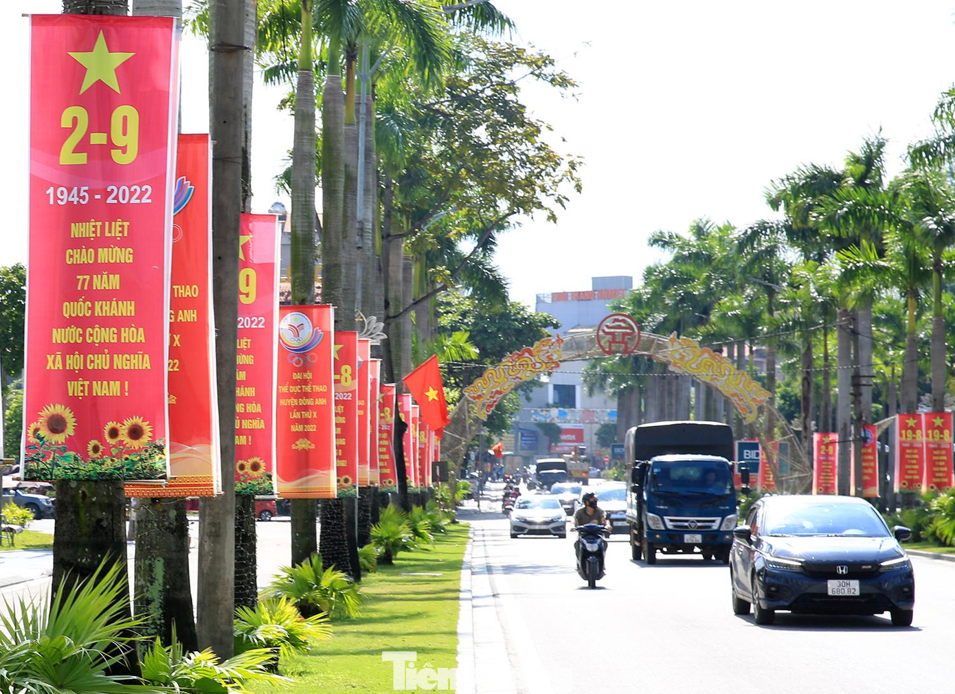 Khẩu hiệu mang dòng chữ "Nhiệt liệt chào mừng kỷ niệm 77 năm Quốc khánh Nước Cộng hòa xã hội chủ nghĩa Việt Nam" cùng sắc đỏ, sắc vàng của những lá cờ, biểu ngữ nối đuôi nhau ngập tràn khắp các con phố, nẻo đường.Trong ảnh: Các tấm băng rôn rực rỡ tại tuyến đường trung tâm huyện Đông Anh