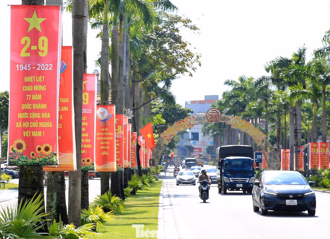 Khẩu hiệu mang dòng chữ "Nhiệt liệt chào mừng kỷ niệm 77 năm Quốc khánh Nước Cộng hòa xã hội chủ nghĩa Việt Nam" cùng sắc đỏ, sắc vàng của những lá cờ, biểu ngữ nối đuôi nhau ngập tràn khắp các con phố, nẻo đường.Trong ảnh: Các tấm băng rôn rực rỡ tại tuyến đường trung tâm huyện Đông Anh