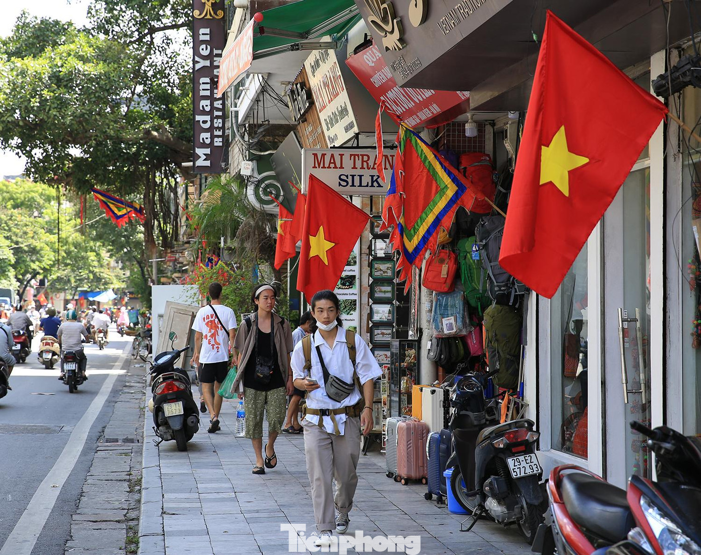 Trên tuyến phố Hàng Gai (quận Hoàn Kiếm) rực rỡ cờ Tổ quốc.