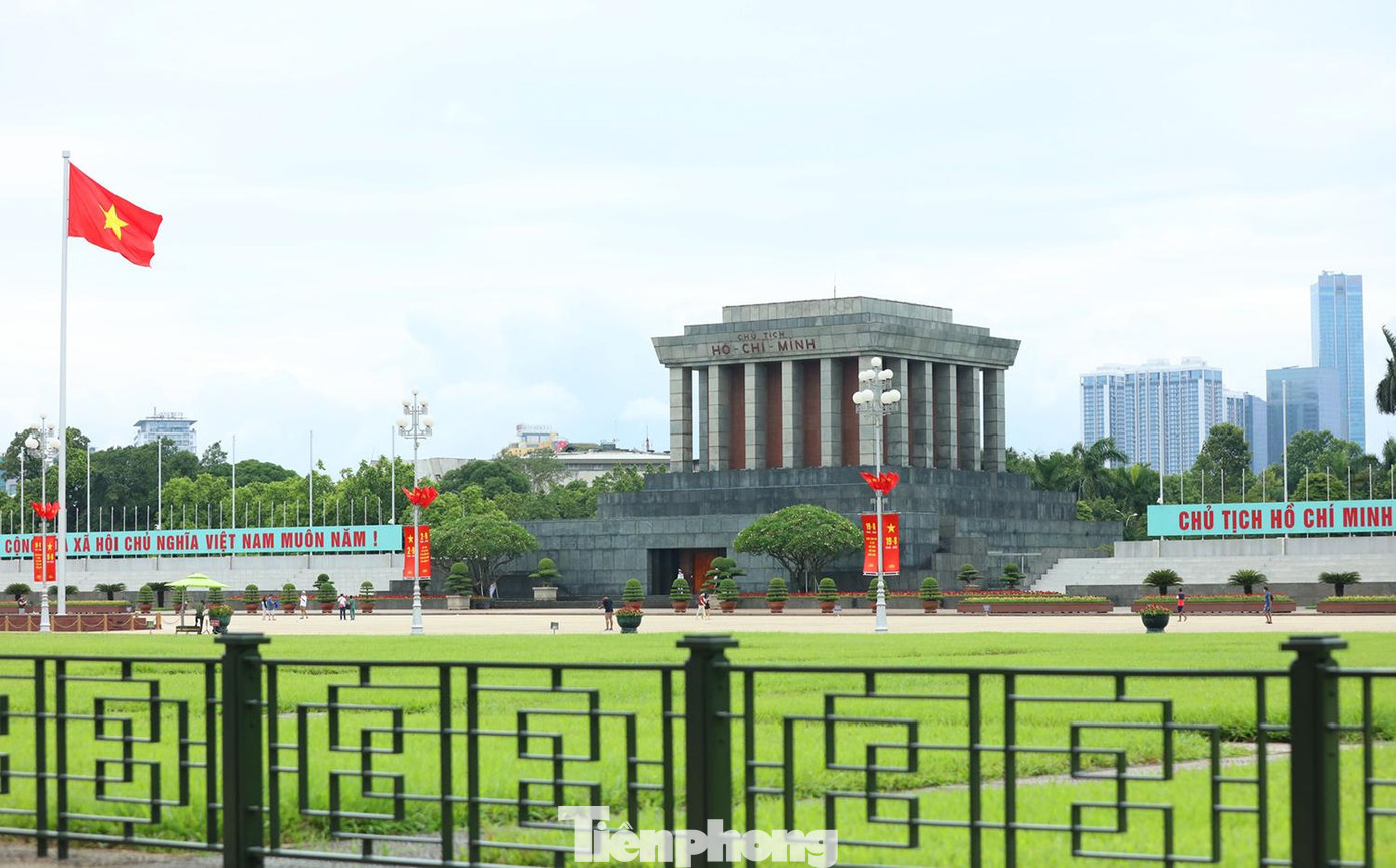 Tại Quảng trường Ba Đình, Lăng Chủ tịch Hồ Chí Minh, cờ hoa được treo xung quanh chào mừng ngày lễ lớn của dân tộc.