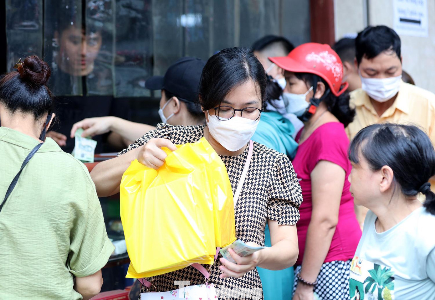 Nhiều người chấp nhận tốn thời gian để xếp hàng mua bánh vì muốn cho gia đình được thưởng thức hương vị bánh trung thu cổ truyền.