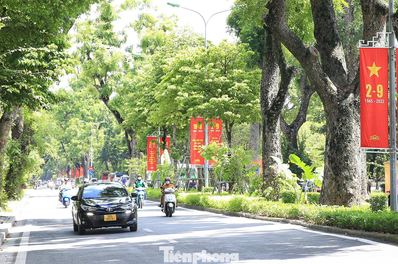 Trên tuyến đường Hoàng Diệu, các tấm băng rôn được treo giữa 2 làn đường.