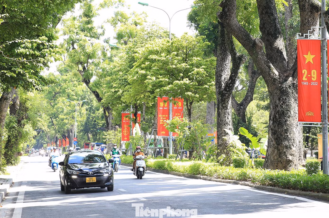 Trên tuyến đường Hoàng Diệu, các tấm băng rôn được treo giữa 2 làn đường.