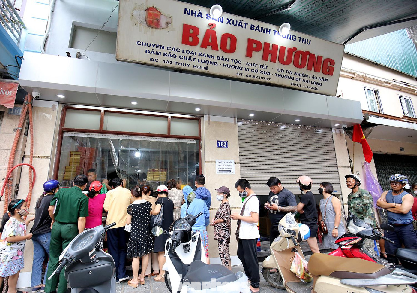 Ngay từ đầu giờ sáng, đã có rất đông người xếp hàng chờ mua bánh trung thu ở một tiệm bánh gia truyền trên phố Thụy Khê.