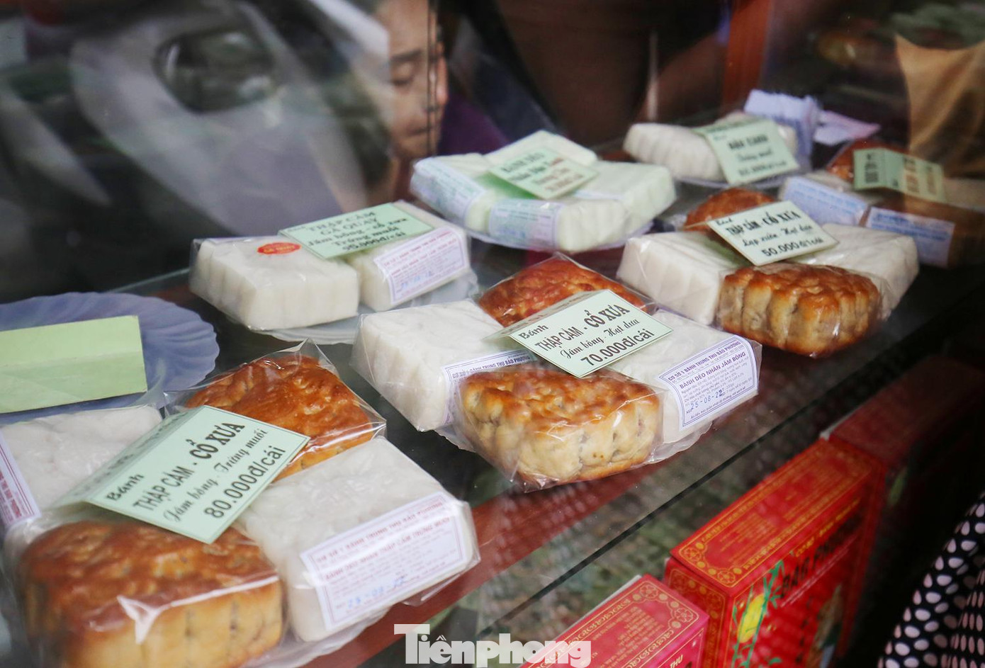 Bánh trung thu ở đây có mức giá 40.000 đồng với bánh nhân đậu xanh - hạt dưa; từ 50.000-70.000 đồng/bánh nhân thập cẩm.